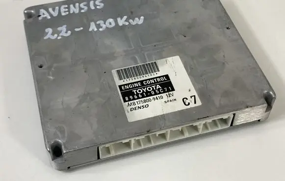 Toyota Avensis T250 Engine control unit/module 8966105C71 MB1758009410