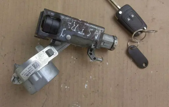 Opel Astra J Ignition lock 13430156