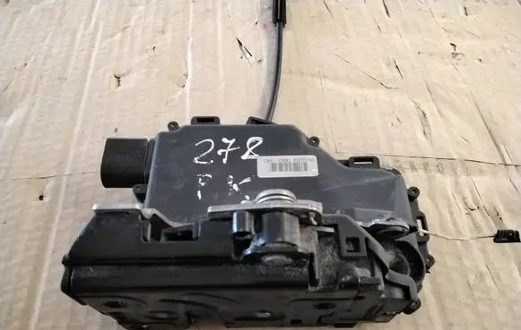 Skoda Octavia Mk1 (1U) Front door lock C6X1837013H