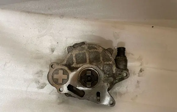 Volkswagen PASSAT B7 Vacuum pump 03L145100