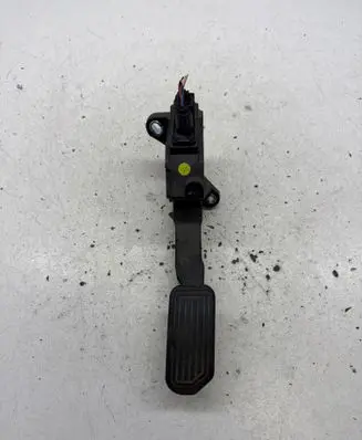 Toyota RAV 4 (XA40) Accelerator throttle pedal 781100W040