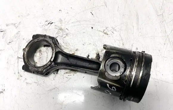 Hyundai i30 Piston with connecting rod