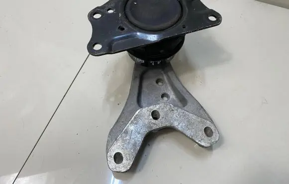 Seat Ibiza III (6L) Engine mounting bracket 6Q0199185AB