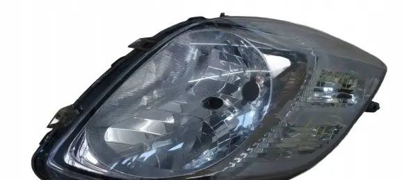 Toyota Yaris Headlight/headlamp 811700D330