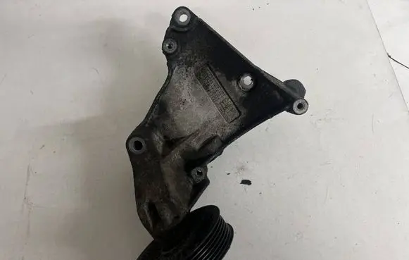 Opel Zafira A Engine mounting bracket 90581529