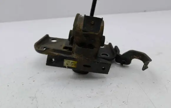 Toyota RAV 4 (XA30) Engine mount bracket