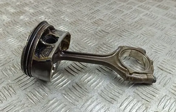 Jeep Grand Cherokee WL Piston with connecting rod 73039L