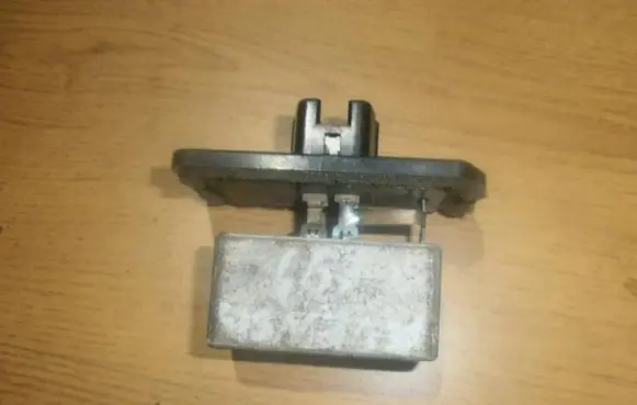 Mitsubishi Galant Heater blower motor/fan resistor 7q989