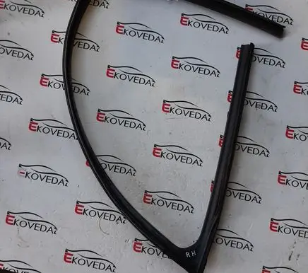 Mazda 3 III Rubber seal front door window/glass 4K270504