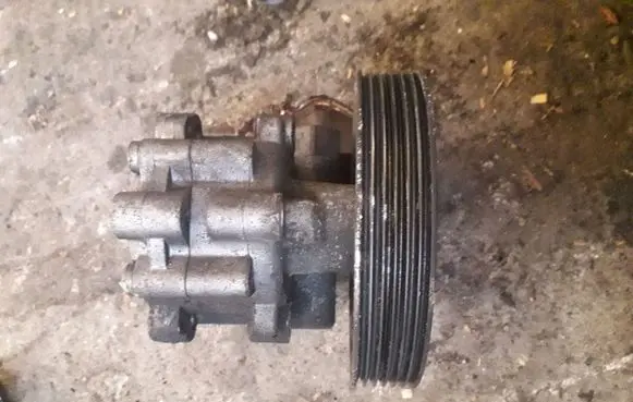 Peugeot 607 Power steering pump