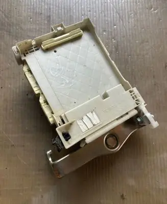 Toyota Yaris Central body control module 8273052L70C