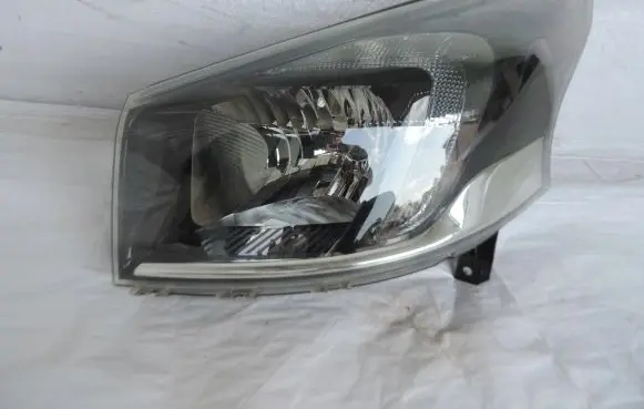Opel Vivaro Headlight/headlamp 93867962