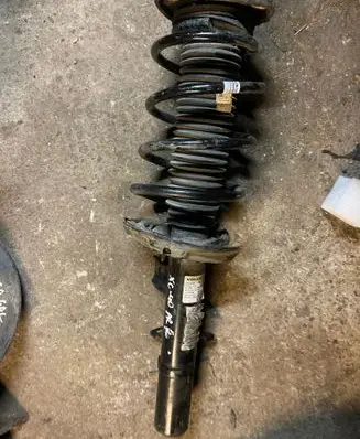 Volvo XC40 Front shock absorber/damper 32246638