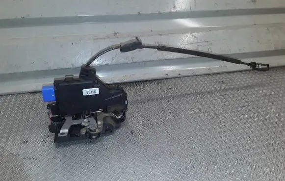 Volkswagen Golf V Front door lock 3D1837015