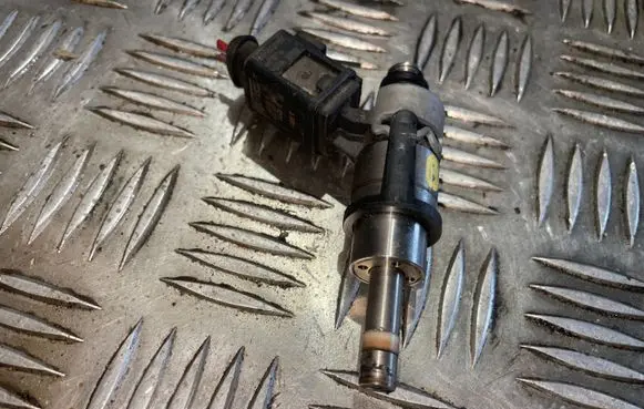 Audi A4 S4 B8 8K Fuel injector 06D133036D