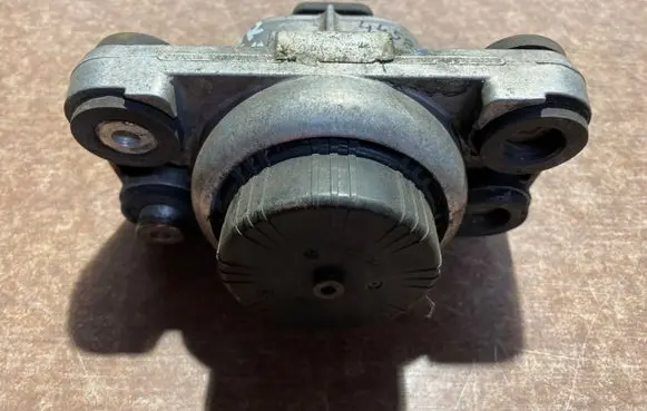 Engine mount bracket