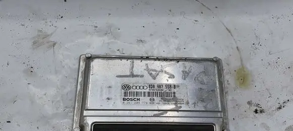 Volkswagen PASSAT B5 Engine control unit/module 8D0907558B 0261204774