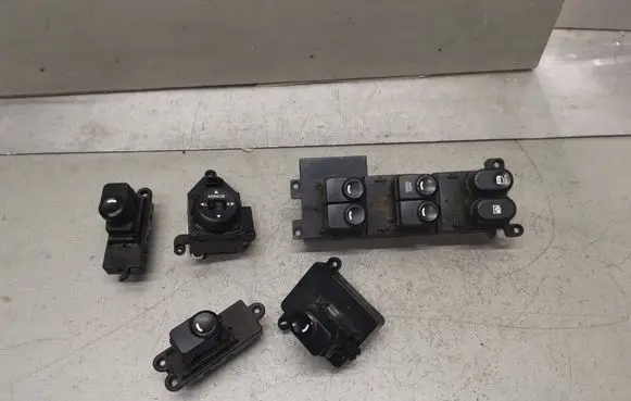 Hyundai i30 Electric window control switch 935702L010 935752L010