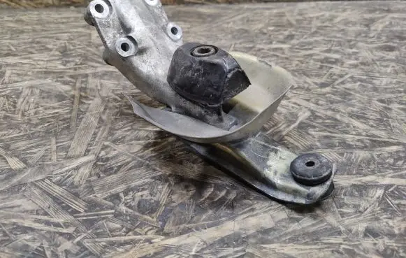 Mercedes-Benz SL R107 Engine mounting bracket 1162234604