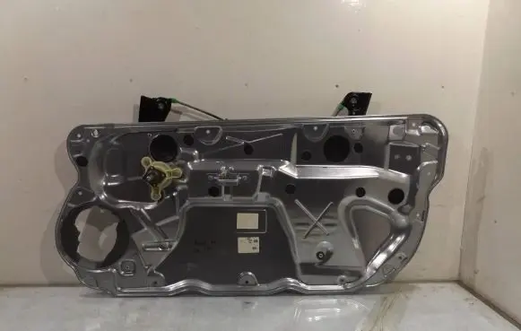Volkswagen Polo Front door manual window regulator 