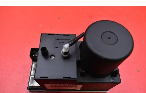 Audi A4 S4 B5 8D Central locking vacuum pump 8L0862257L