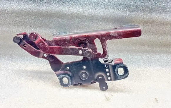 Engine bonnet/hood hinges