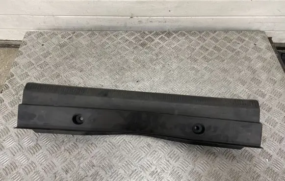 Trunk/boot sill cover protection