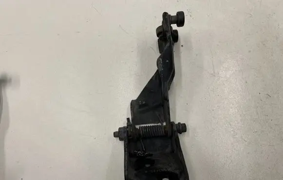 Chrysler Grand Voyager V Sliding door middle roller runner 05020672AB