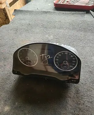 Volkswagen Tiguan Speedometer (instrument cluster) 5N0920972