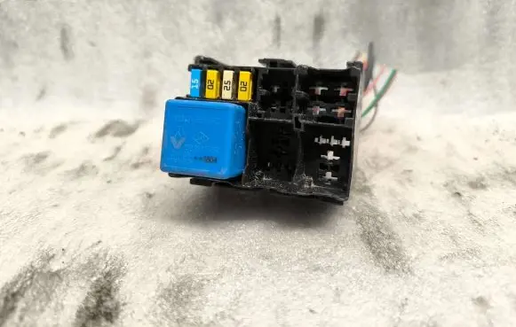 Renault Trafic III (X82) Fuse module 252301716R ENGX82 90E21
