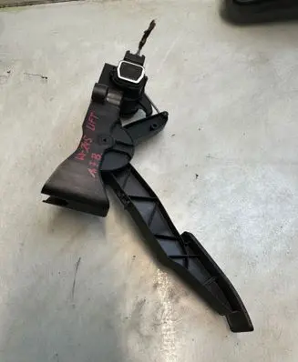 Mercedes-Benz B W245 Accelerator throttle pedal 321231