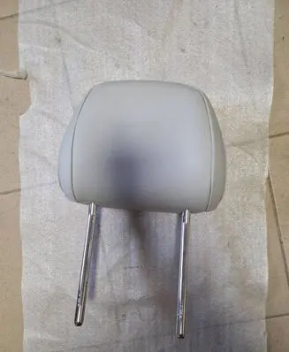Volkswagen Tiguan Front seat headrest 