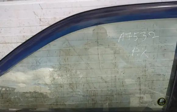 Nissan X-Trail T30 Front door window glass four-door