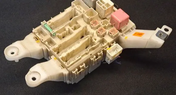 Toyota Auris 150 Fuse box set 8273002140A