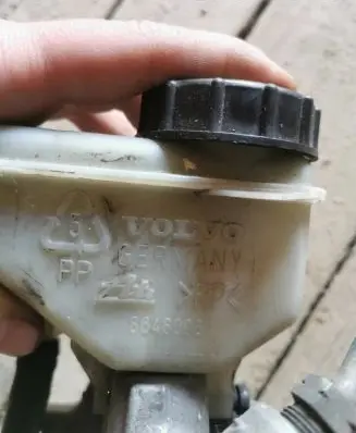 Volvo V70 Brake fluid reservoir 8646006