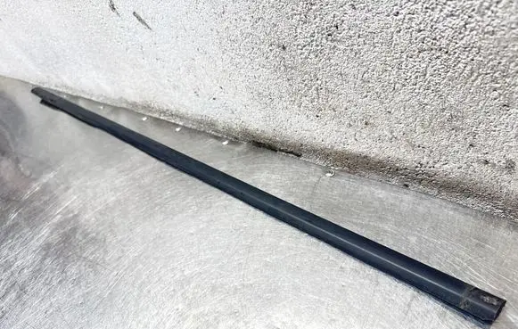 Opel Astra H Front door glass trim molding 024468033