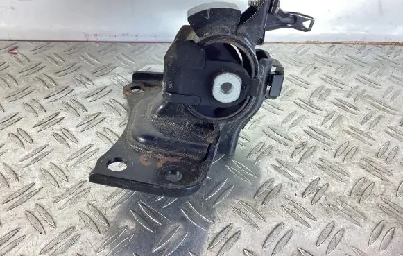Lexus CT 200H Engine mount bracket