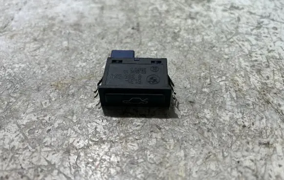 BMW 5 E39 Tailgate/boot open switch button 61318365579 459700