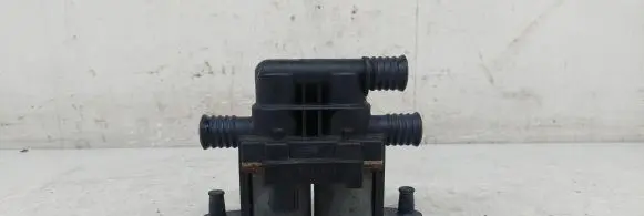 BMW 5 E39 Coolant heater control valve 1147412137 8374995