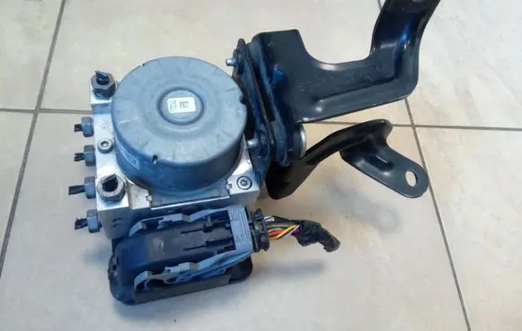 Ford Fiesta ABS Pump D1B12C405AF NE70599