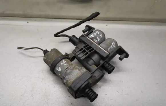 BMW 5 E39 Coolant heater control valve 8374994 1147412135