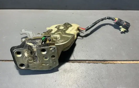 KIA Sorento Front door lock 