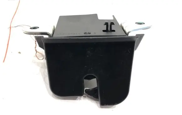 Volkswagen Polo VI Tailgate exterior lock 