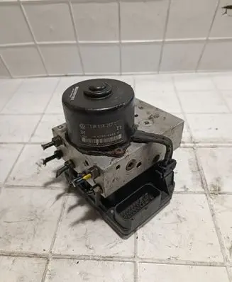 Skoda Octavia Mk1 (1U) ABS Pump 1J0614217