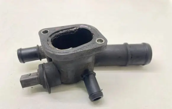 Volkswagen Touran I Engine coolant pipe/hose 038121132D AKTWZ2