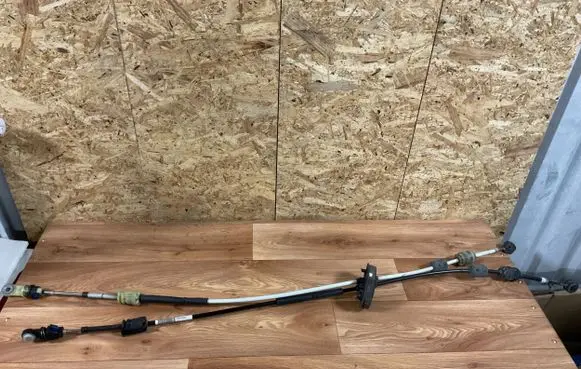 Opel Insignia A Gear shift cable linkage 55560992