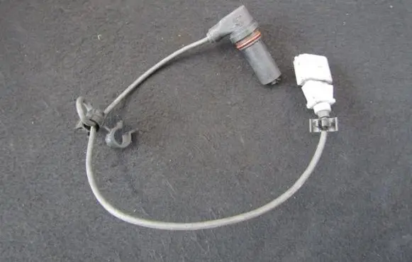 Volkswagen Golf IV Crankshaft position sensor 038907319F