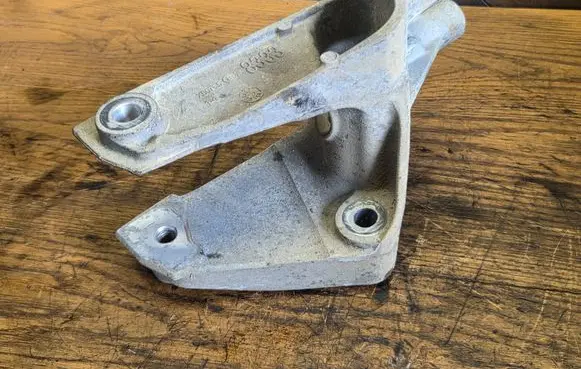 Engine mount bracket