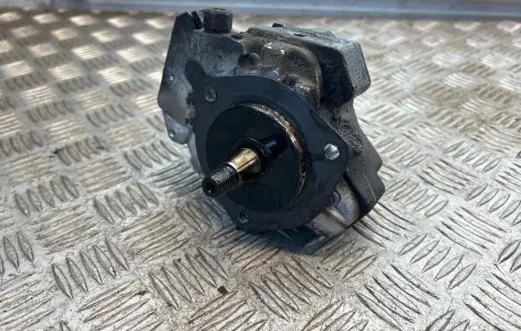 BMW 5 E60 E61 Fuel injection high pressure pump 7798333 0445010146
