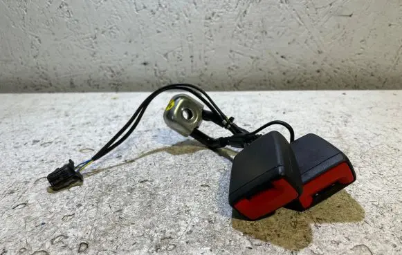 Skoda Fabia Mk3 (NJ) Rear seatbelt buckle 6V0857739K 02032015